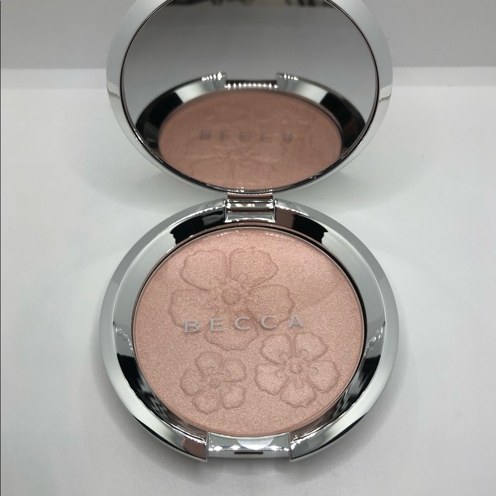 Becca Cosmetics Korea Passport To Glow Highlighter